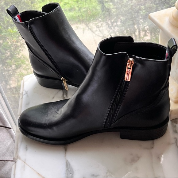 Tommy Hilfiger Women’s Black Ankle Boots With Gold TH Logo Detail Size 9M NWOB - Picture 6 of 8